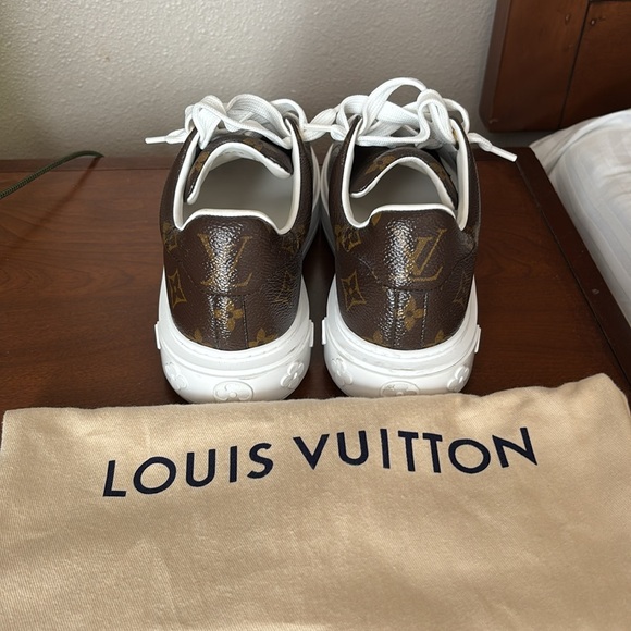 Genuine lv sneakers made in Italy size 36 - Picture 12 of 15